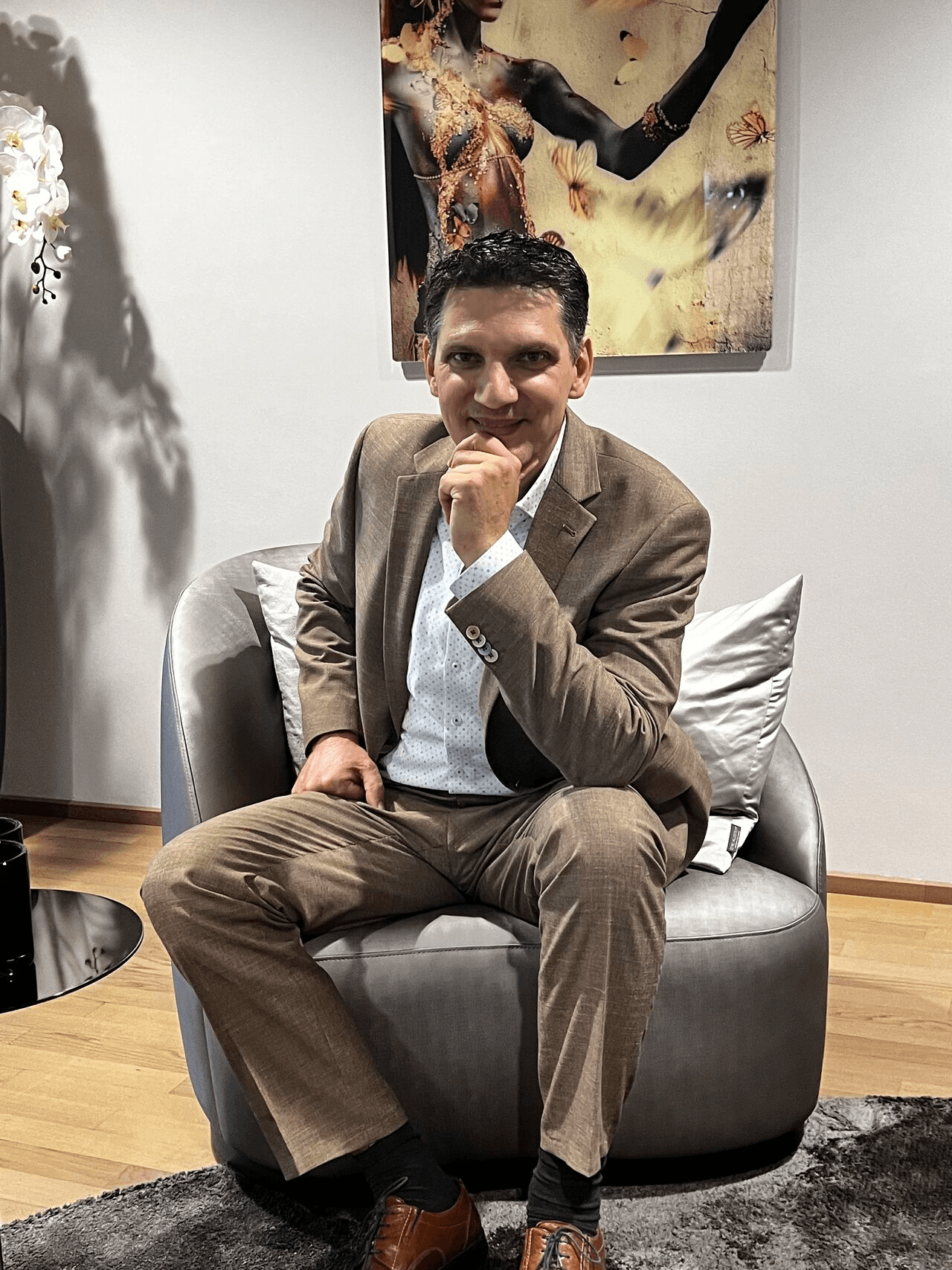 Heiko Hartmann sitzend im Gesprächsumfeld
